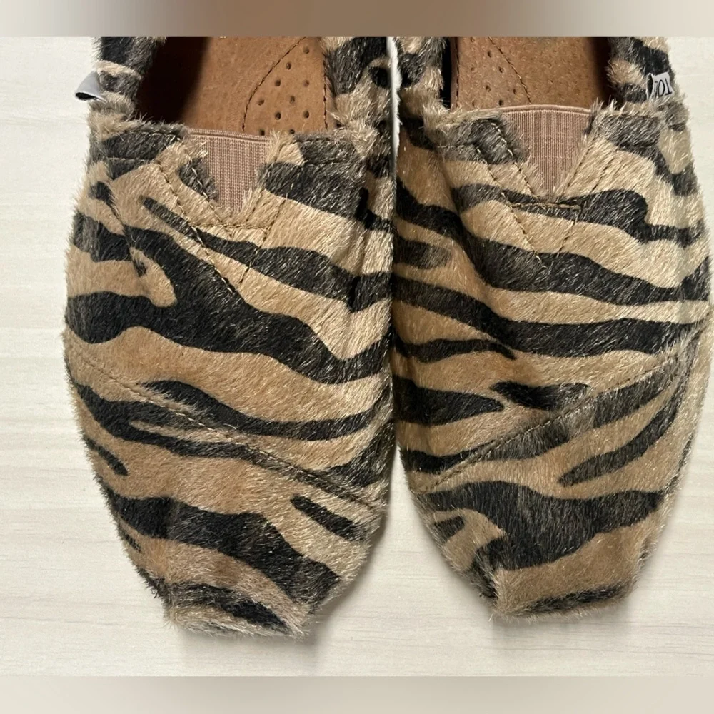 Toms animal print/ tiger/ zebra pattern loafers. Calf hair, arch support. Sz 9